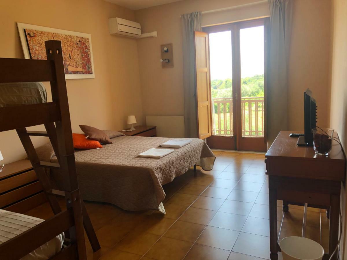 Villa Carolea Ачиреале Екстериор снимка